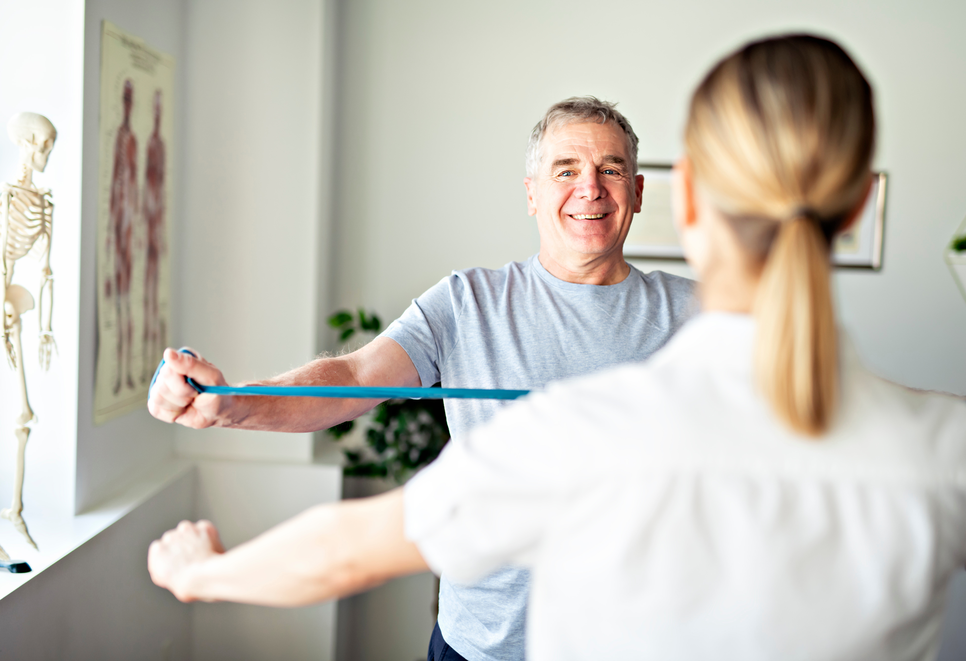 Travailleur en physiothérapie de réadaptation moderne avec client senior